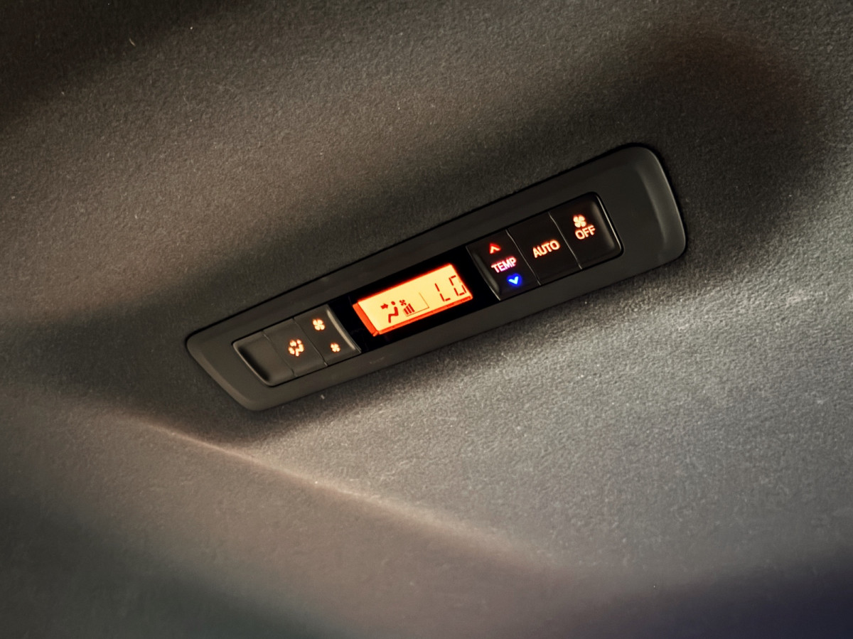 Voxy ZS Hybrid 煌III Modellista - Image 7