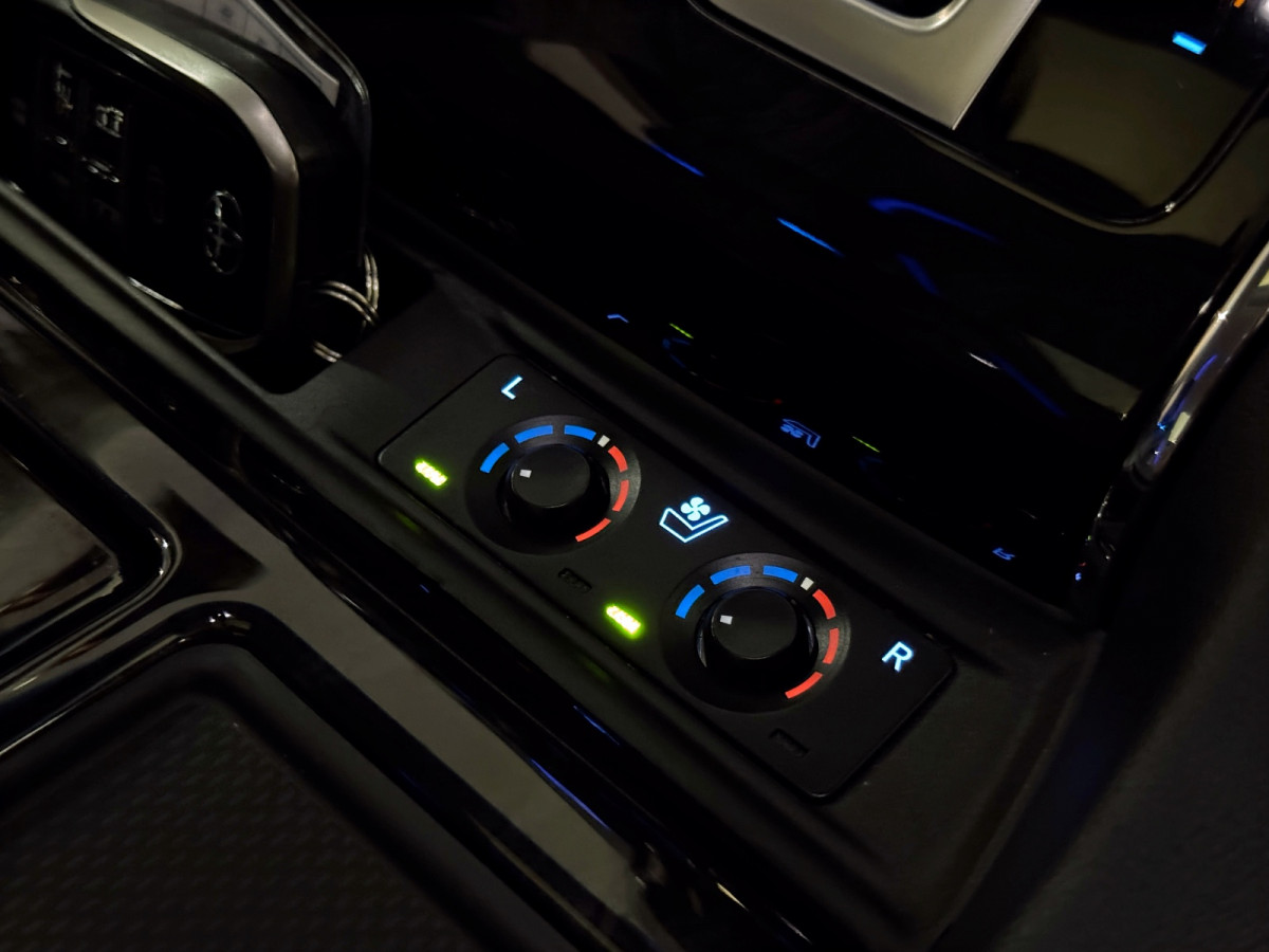 Vellfire 2.5 ZG Modellista - Image 10