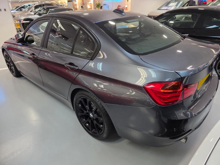 320i - Image 10