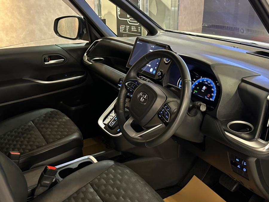 Voxy 1.8 Hybrid SZ - Image 2