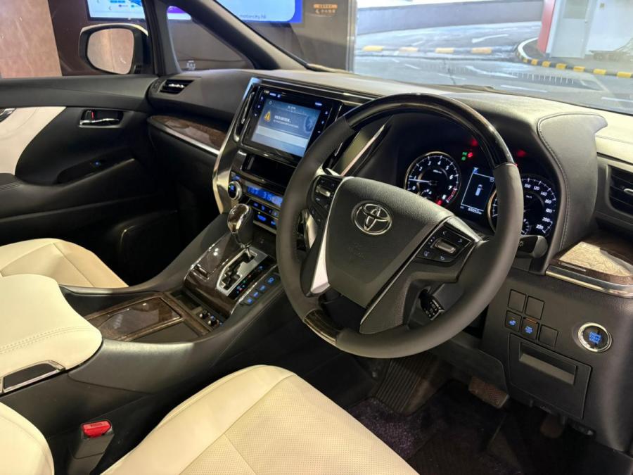 Alphard 3.5 Executive Lounge - Image 3