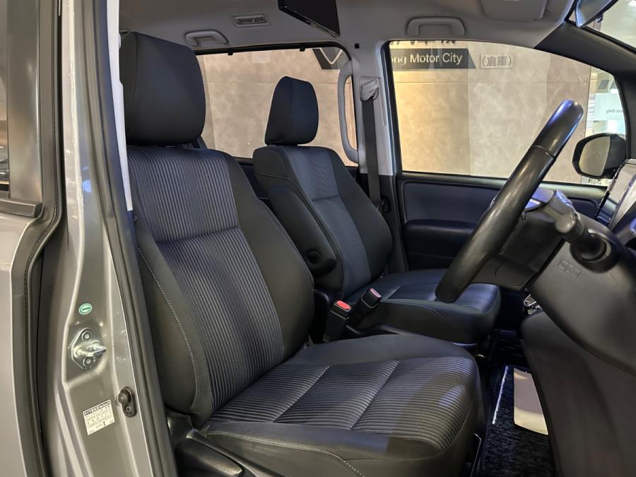 Voxy 1.8 Hybrid ZS 煌II - Image 3