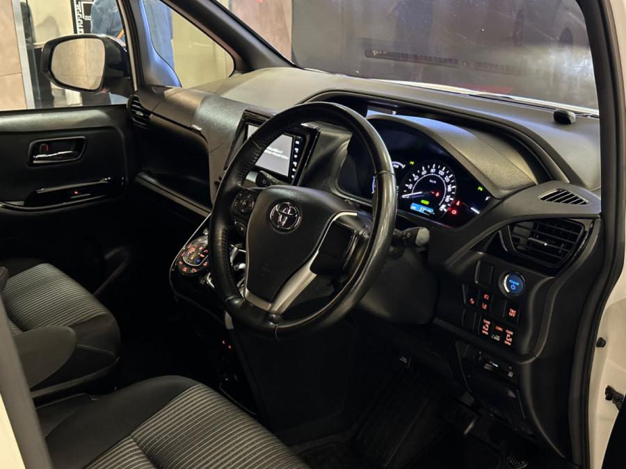 Voxy 1.8 Hybrid ZS 煌II - Image 2