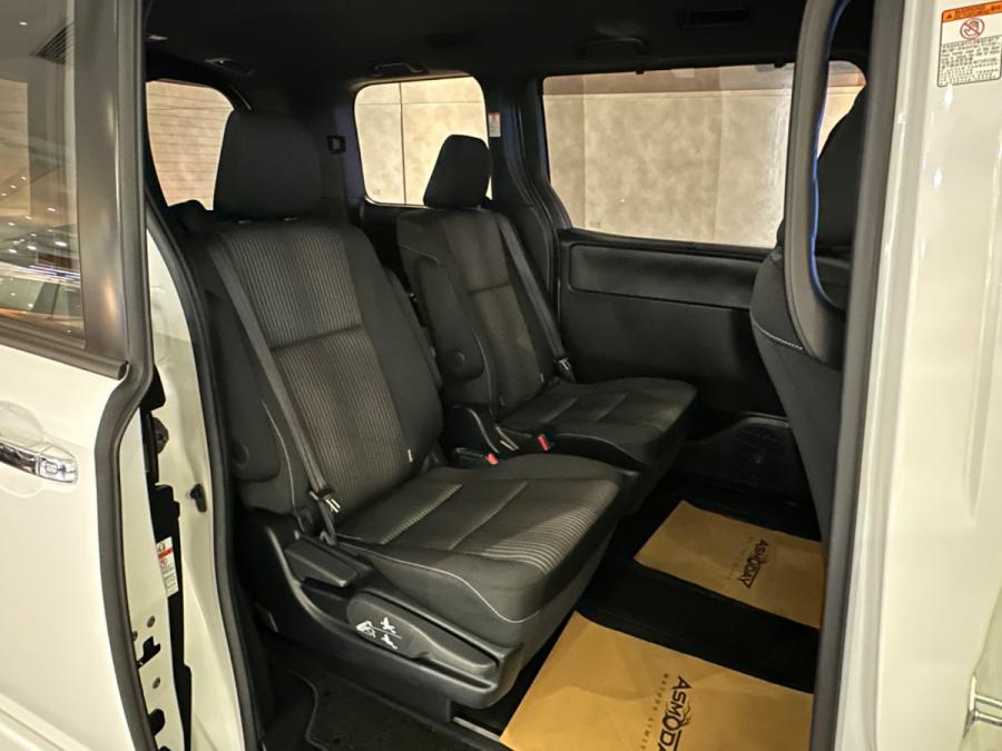 Voxy 1.8 Hybrid ZS 煌II - Image 4