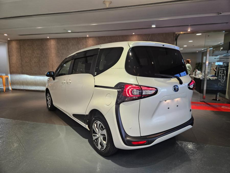 Sienta Hybrid 1.5 G Cuero - Image 4
