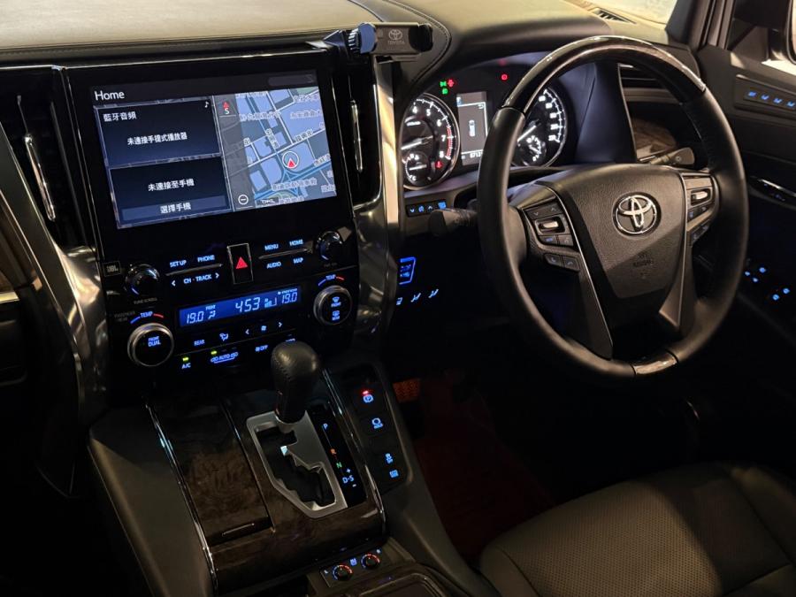 ALPHARD Executive lounge - Image 4