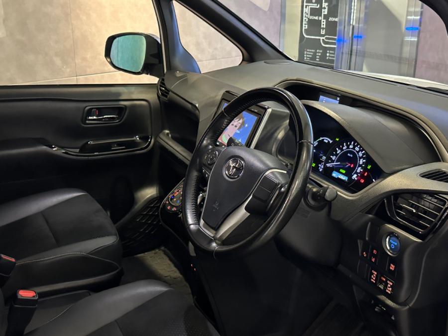 Voxy Hybrid ZS 煌II Modellista - Image 2