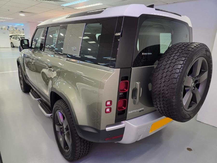 DEFENDER 110 P400 HSE 7S - Image 15