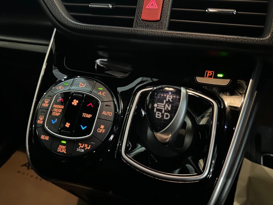 Voxy 1.8 Hybrid ZS煌II - Image 6