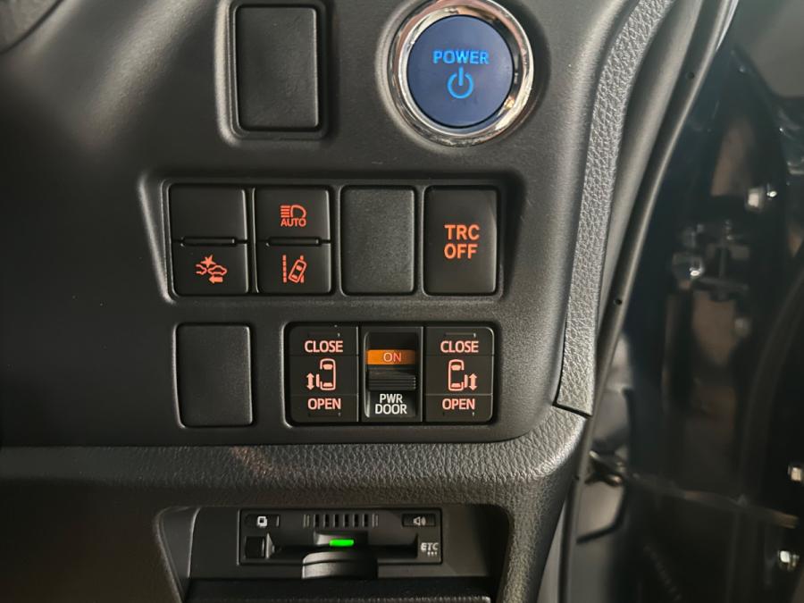 Voxy 1.8 Hybrid ZS煌II - Image 7