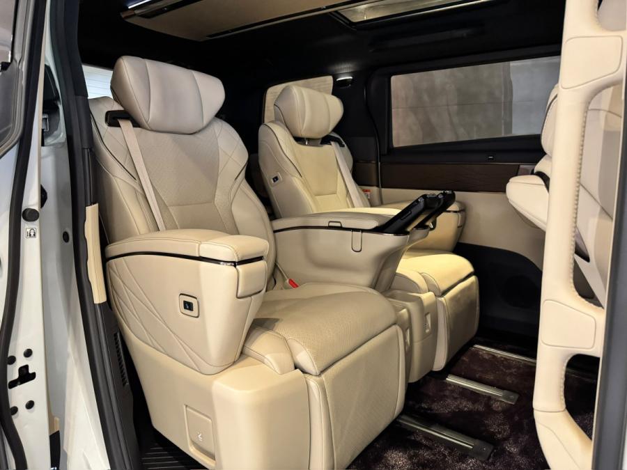 ALPHARD 2.5 HEV Executive. Lounge E-Four - Image 9