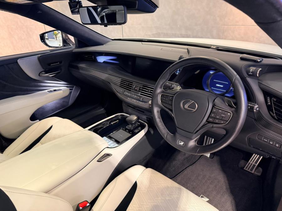 LS500 F SPORT AWD - Image 3