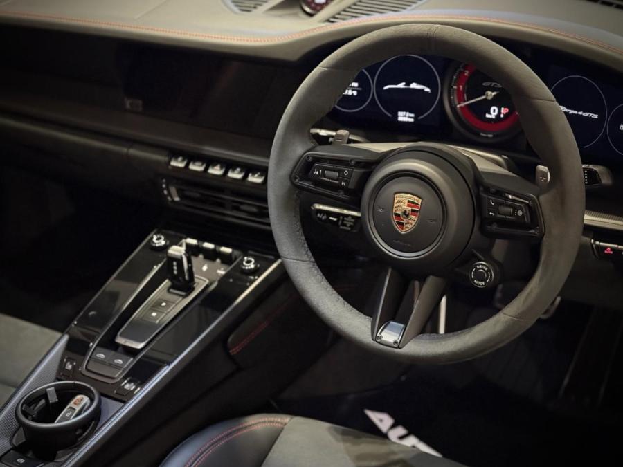 911 992 TARGA 4 GTS - Image 8