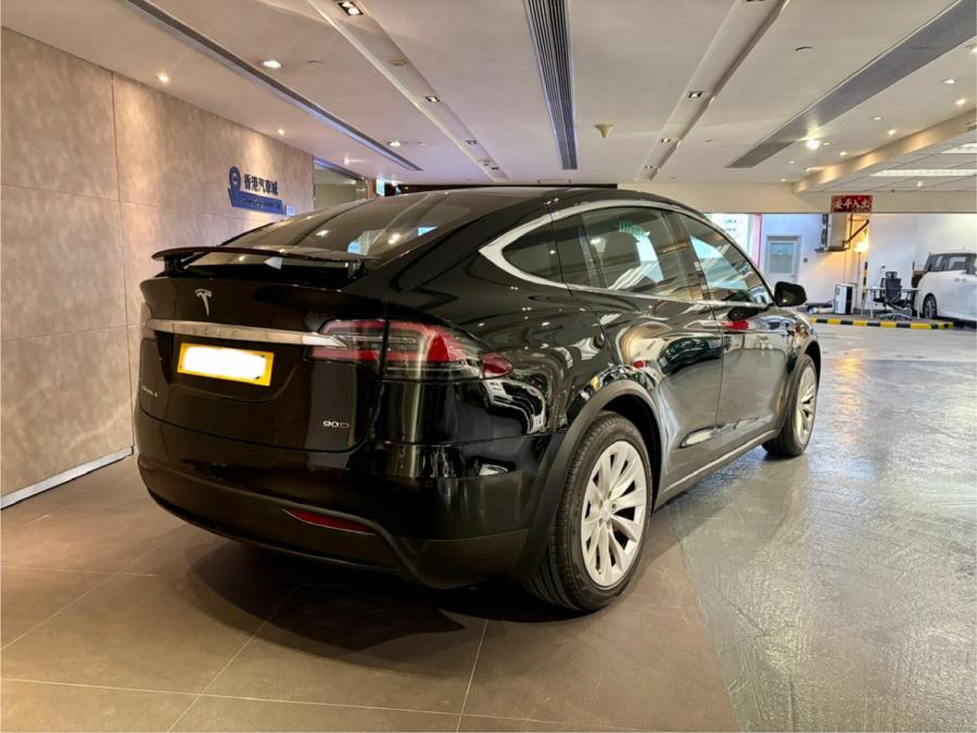 Model  X 90D - Image 3