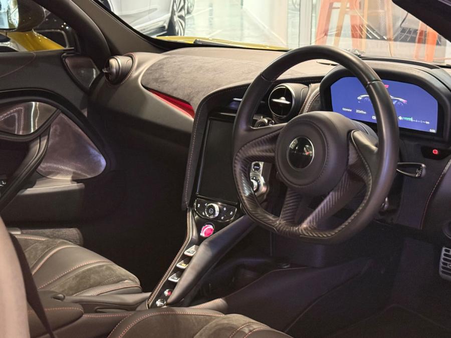 720S - Image 3