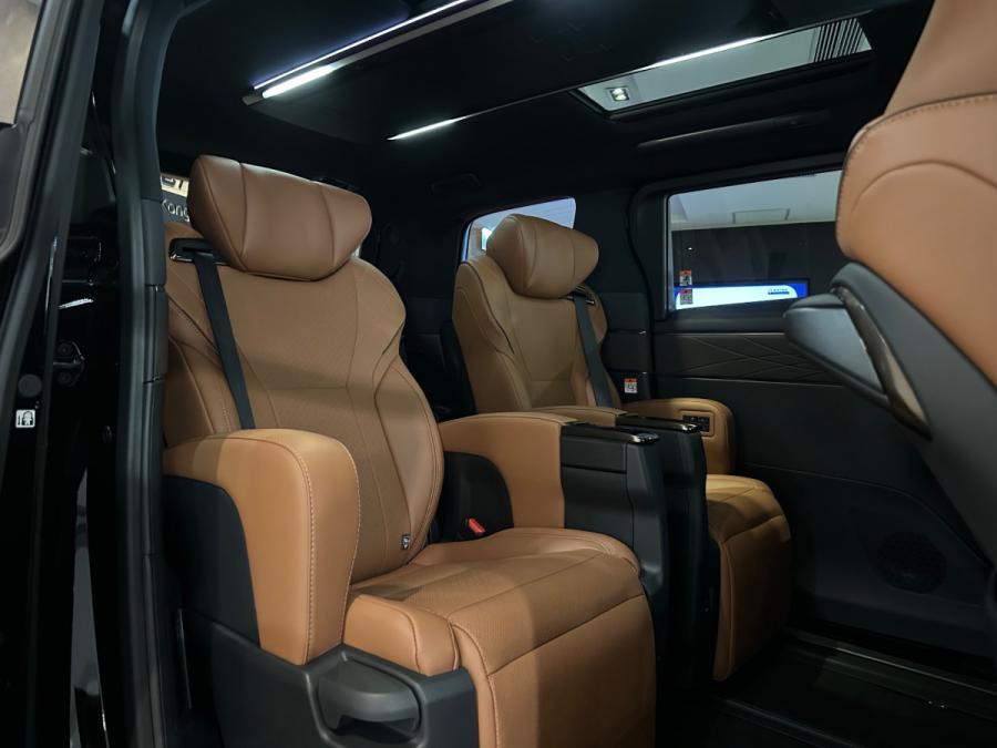 Vellfire 2.4  Turbo - Image 4