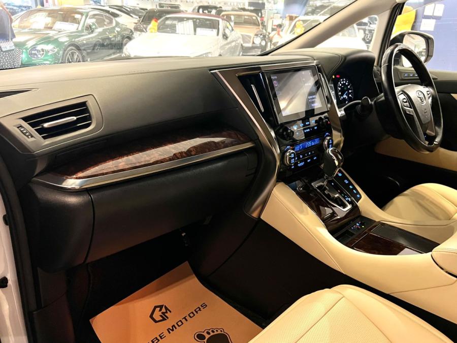 Alphard 2.5 Hybrid - Image 7