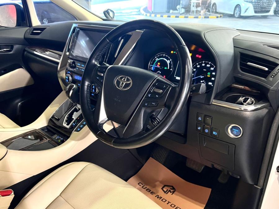 Alphard 2.5 Hybrid - Image 4