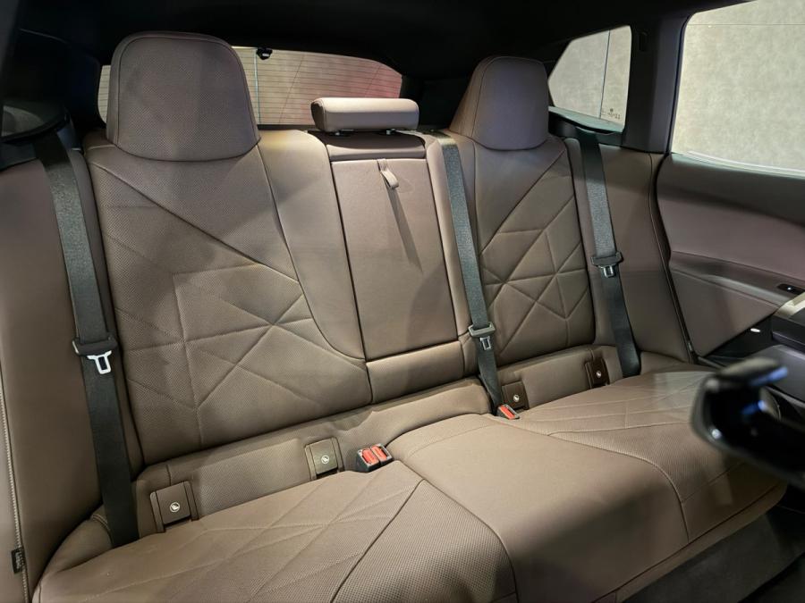 IX xDrive40 - Image 11
