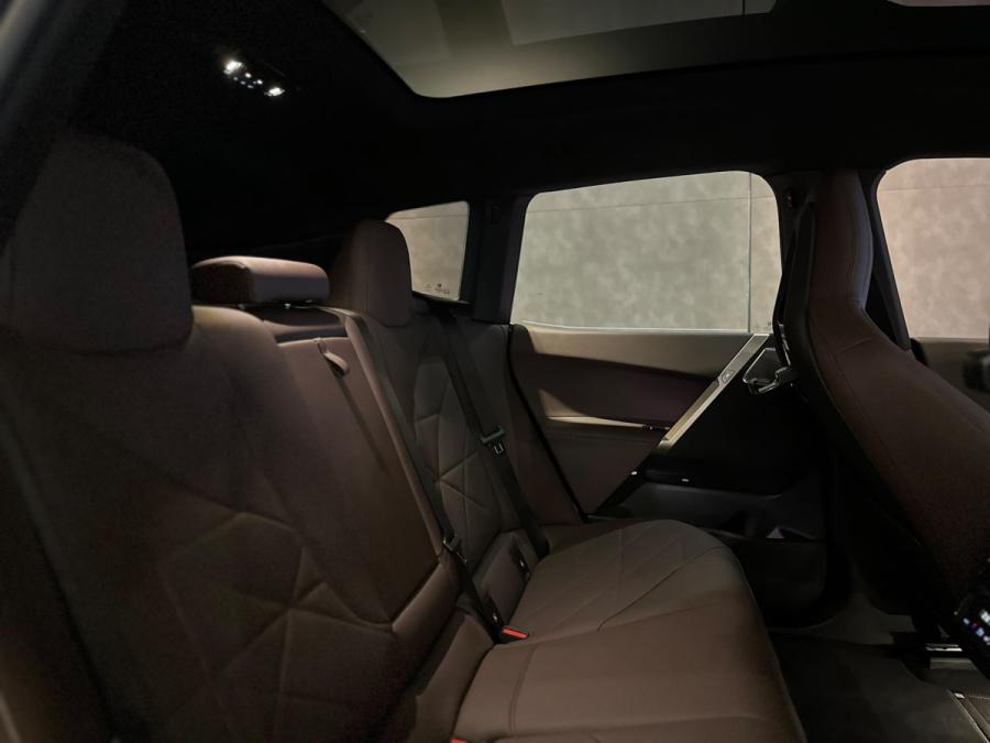 IX xDrive40 - Image 12