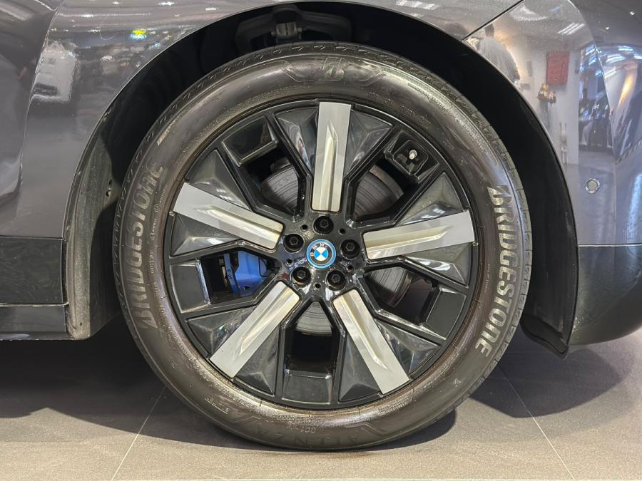 IX xDrive40 - Image 5