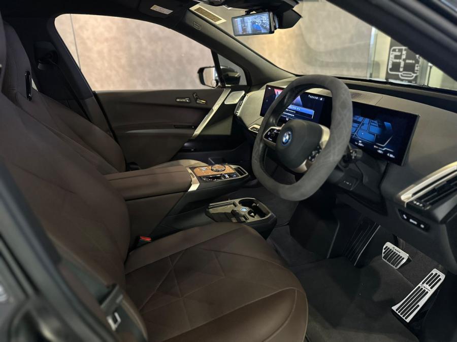 IX xDrive40 - Image 9