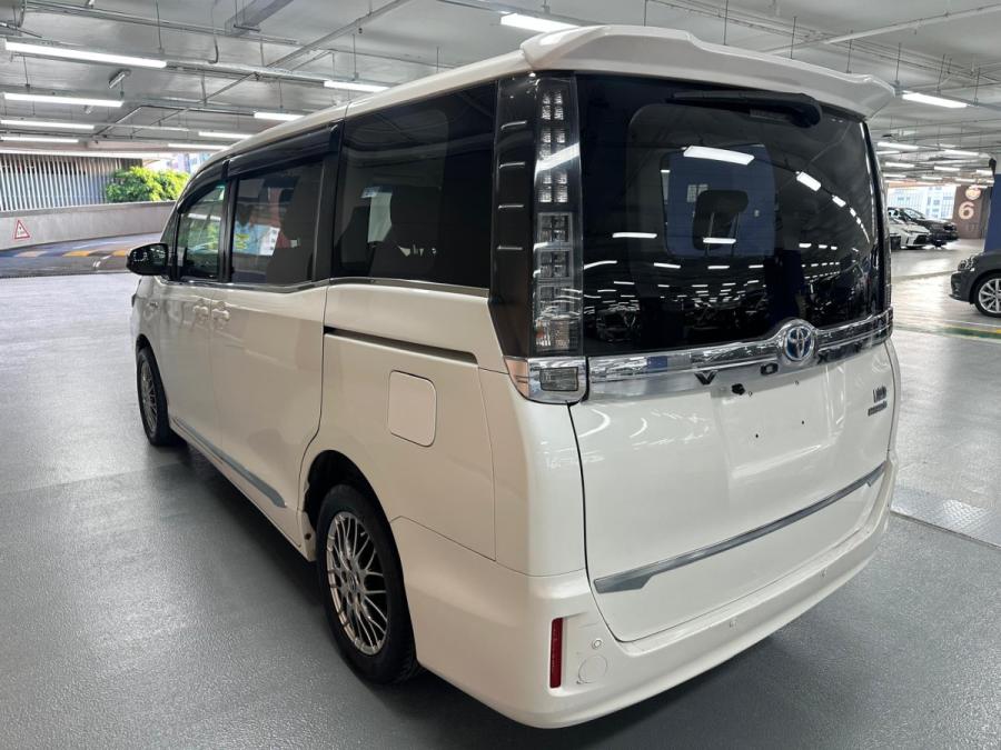 Voxy Hybrid 1.8 - Image 9