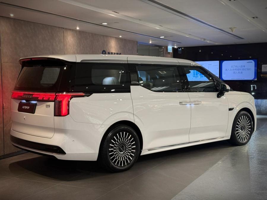 009 AWD - Image 2