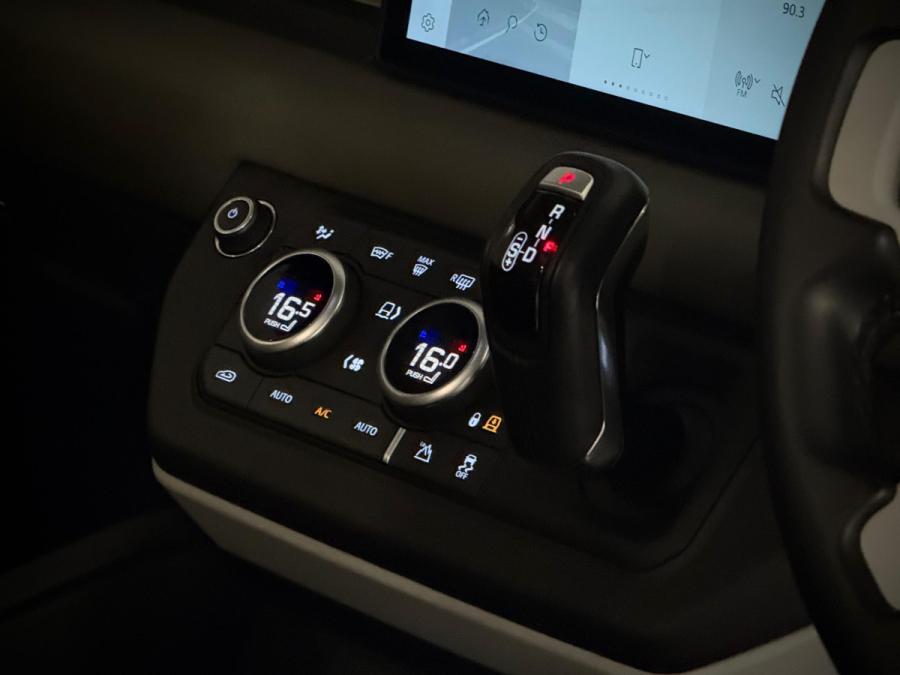 DEFENDER 90 P300 HSE - Image 8