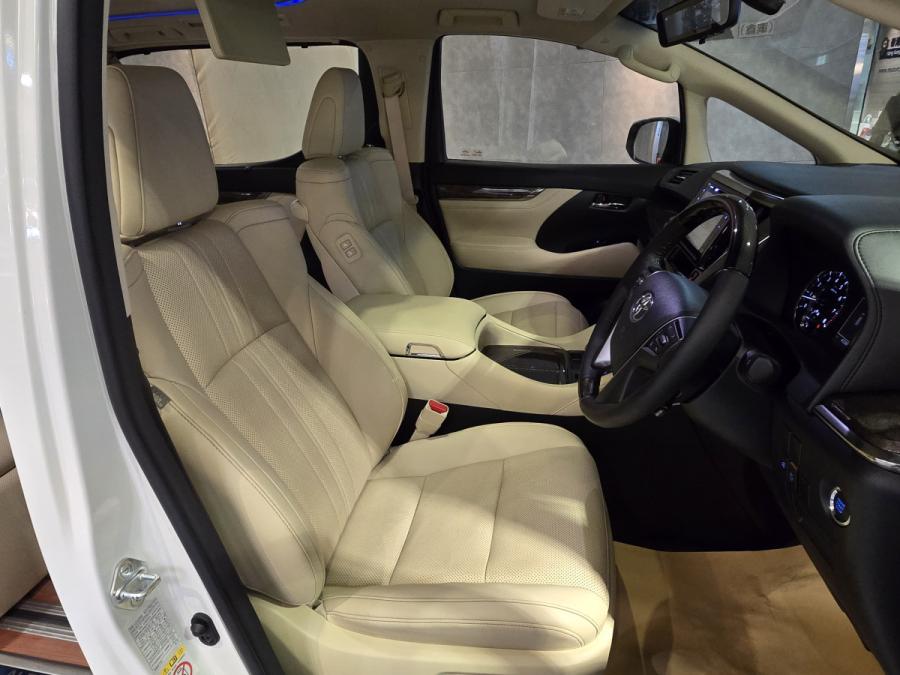 ALPHARD EXECUTIVE LOUNGE - Image 5