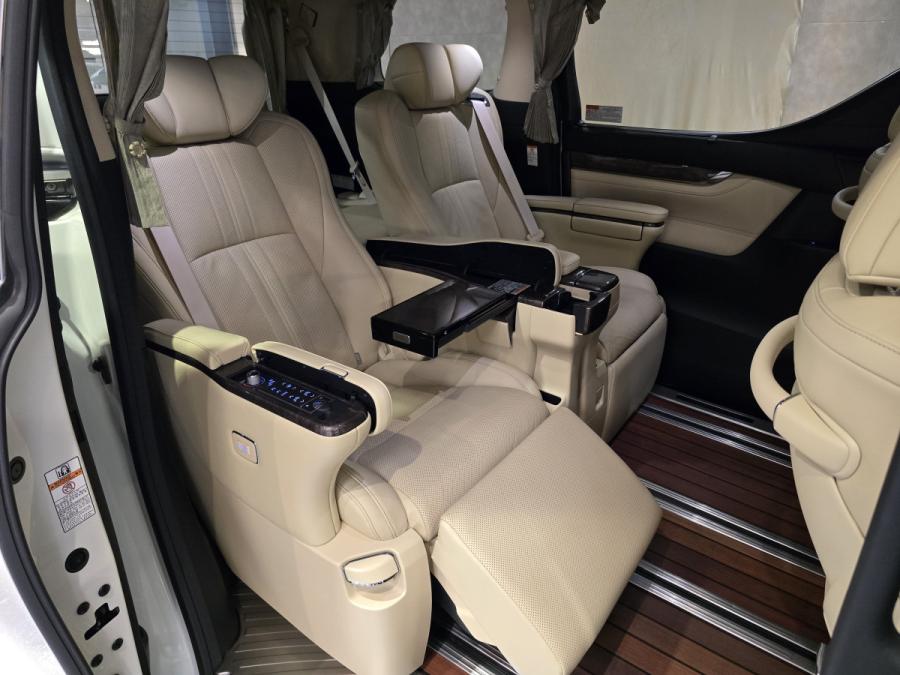 ALPHARD EXECUTIVE LOUNGE - Image 6