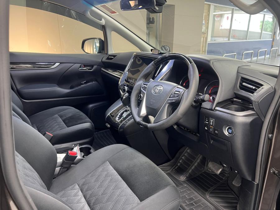 Vellfire 2.5 facelift (8 Seaters) - Image 4