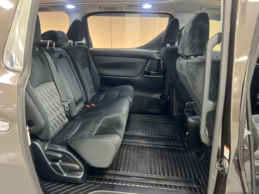 Vellfire 2.5 facelift (8 Seaters) - Image 5