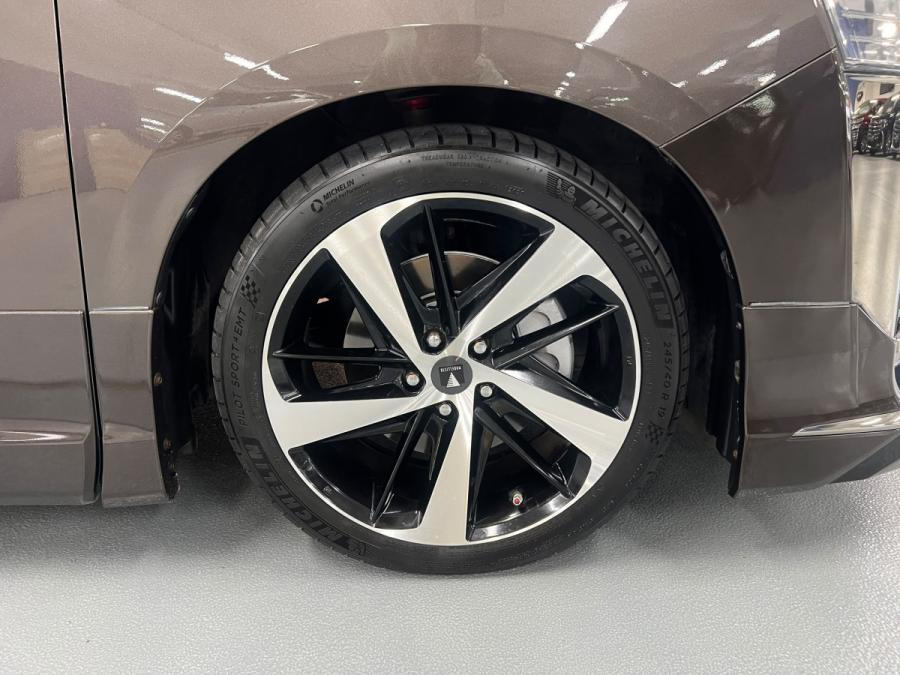 Vellfire 2.5 facelift (8 Seaters) - Image 10