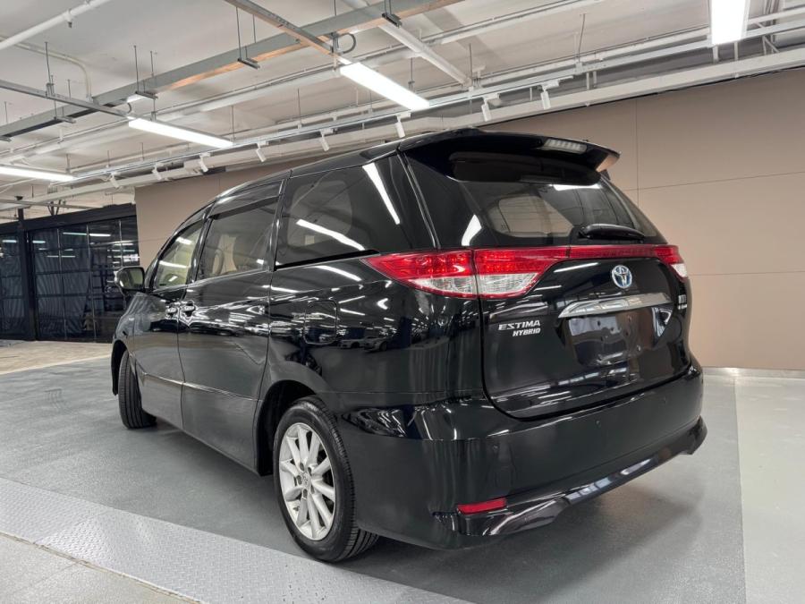 Estima Hybrid - Image 2