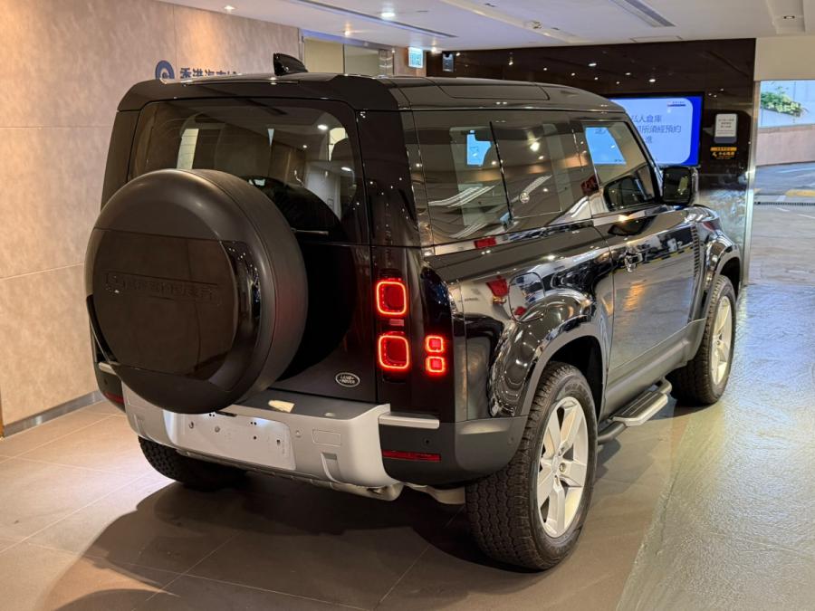 Defender 90 P300 SE - Image 2
