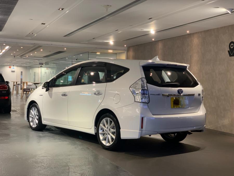 Prius Alpha - Image 2