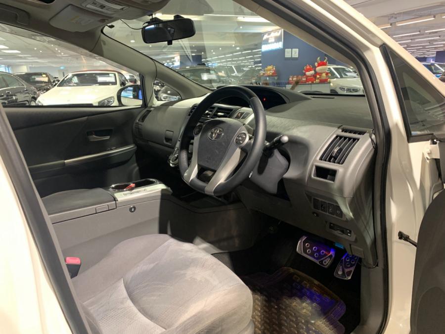 Prius Alpha - Image 3