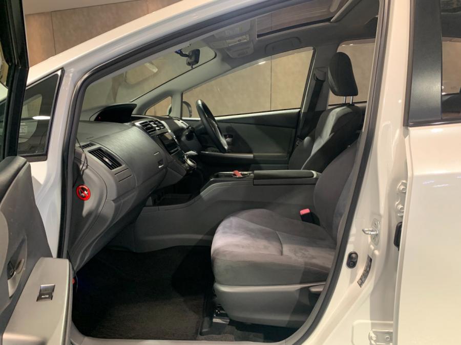 Prius Alpha - Image 4