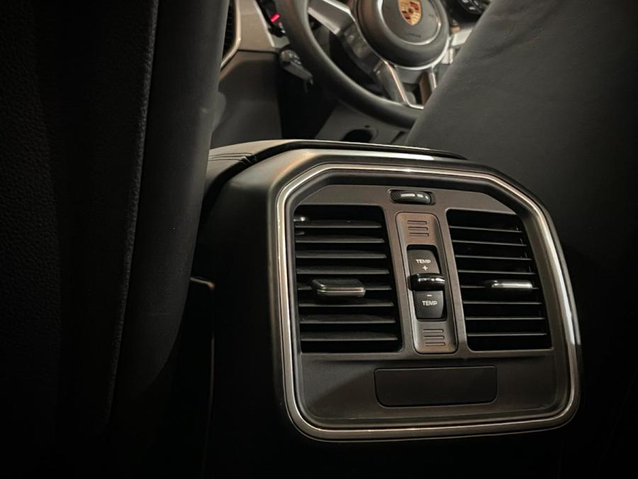 Macan Turbo - Image 12