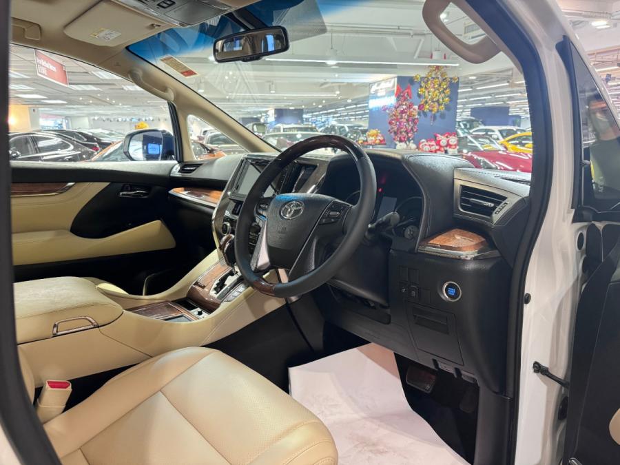 Alphard  Executive Lounge - Image 3