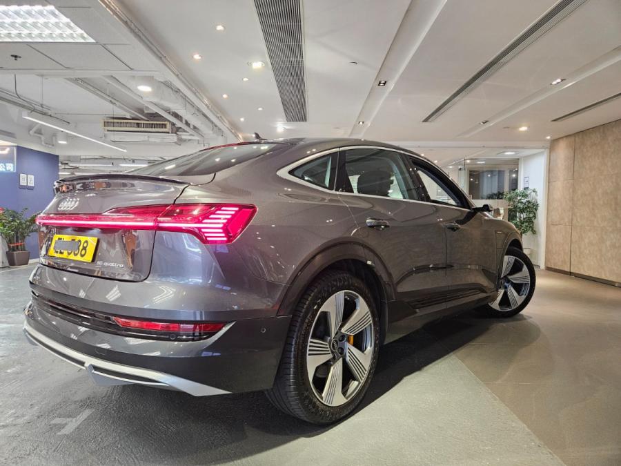 Q8 E-Tron 55 S Line Sportback - Image 2