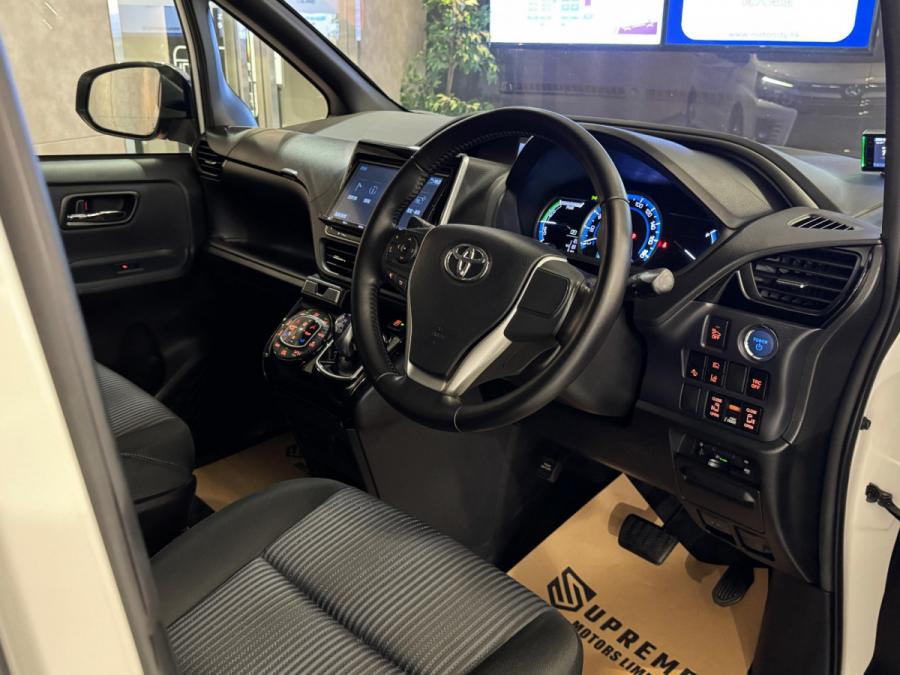 VOXY HYBRID ZS FACELIFT - Image 4