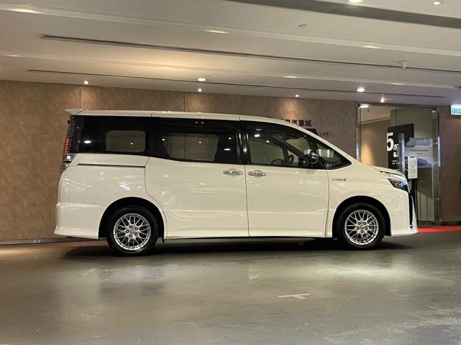 VOXY HYBRID ZS FACELIFT - Image 2