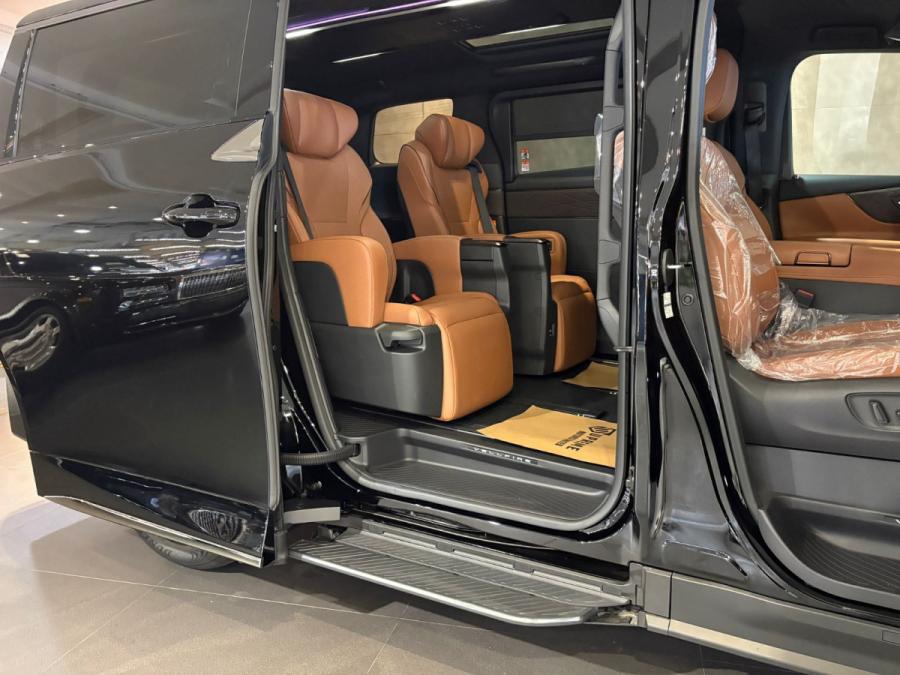 2025 Toyota Vellfire 2.4 Turbo Z premier - Image 12
