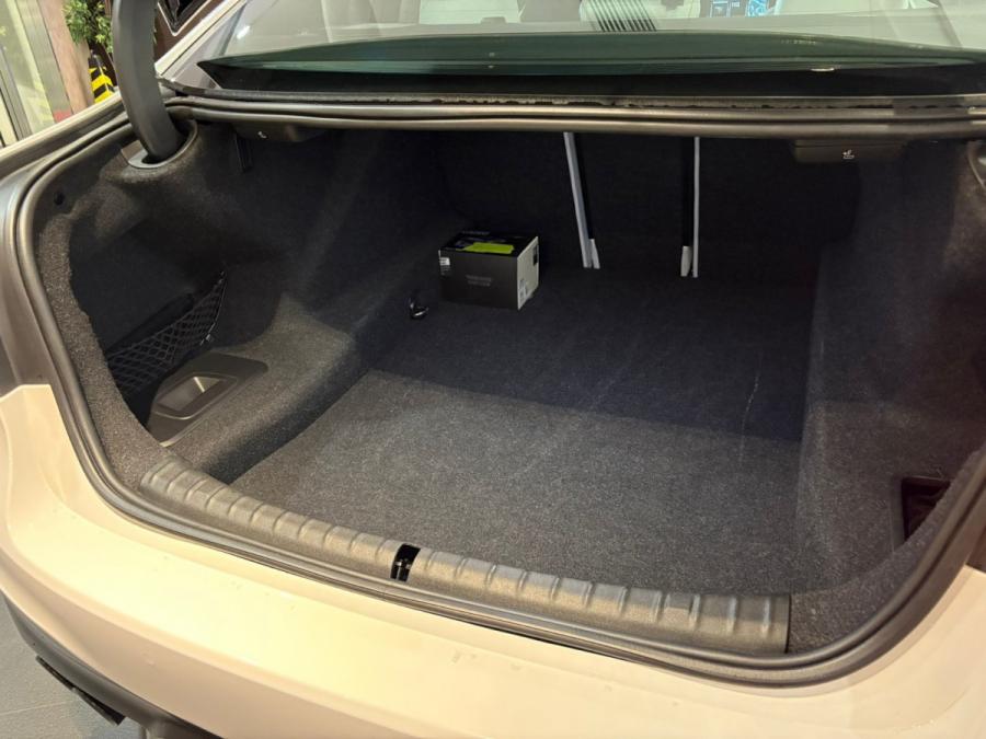 M5 Saloon - Image 8