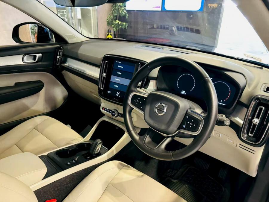 XC40 T4 MOMENTUM - Image 3