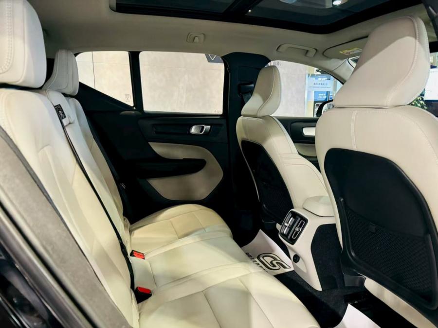 XC40 T4 MOMENTUM - Image 4