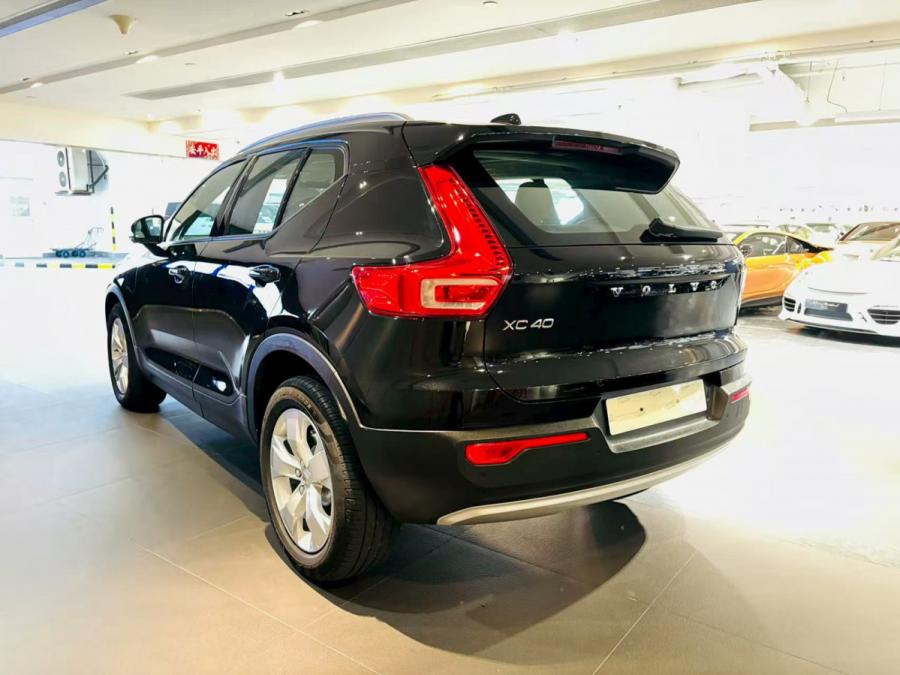 XC40 T4 MOMENTUM - Image 2
