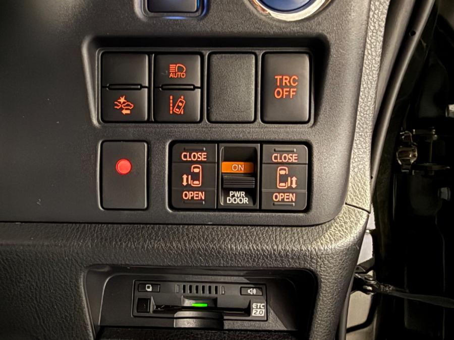 VOXY HYBRID ZS FACELIFT - Image 11
